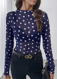 Dettaglio top a rete blu navy trasparente con pois bianchi e collo a lupetto aderente
