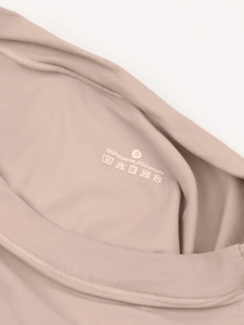 Détail de l'étiquette taille S et texture du tissu en 75% polyamide et 25% élasthanne
