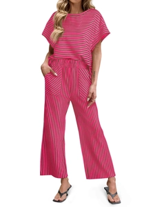 Dettaglio completo set estivo a righe rosa e nere con pantaloni larghi e maglia corta