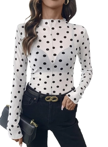 Dettaglio top in maglia bianca trasparente con pois neri, collo alto e polsini arricciati