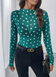 Dettaglio di top in rete trasparente verde con pois bianchi e collo con bordo ondulato