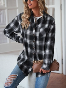 Détails de la chemise en flanelle à carreaux avec poche poitrine et boutonnage classique