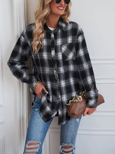 Vue détaillée d'une chemise en flanelle à carreaux avec poche avant et boutons classiques