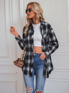 Détail de la chemise en flanelle à carreaux avec col, poche poitrine et ourlet arrondi
