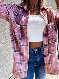 Detail van roze geruit flanellen overshirt met grote knopen en zaktextuur