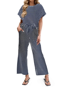 Dettaglio dei pantaloni a gamba larga a vita alta con strisce verticali bianche e blu