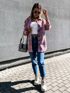 Outdoor streetstyle detail van de losse roze en witte geruite damesoverhemd met mouwen
