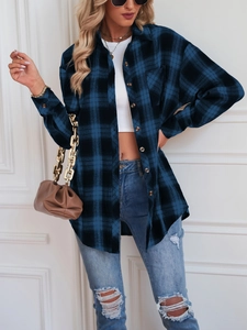 Détail d'une chemise en flanelle à carreaux bleus et noirs avec une texture douce brossée