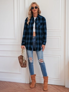 Détail d'une chemise en flanelle à carreaux bleus avec crop top blanc et jean déchiré