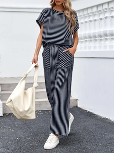 Dettaglio del set a righe in maglia che mostra la texture del tessuto di t-shirt e pantaloni