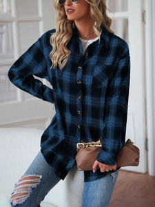 Détail de la chemise en flanelle à carreaux bleu et noir avec boutons et poche poitrine