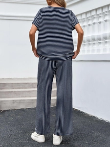 Vista posteriore del completo estivo a righe due pezzi con t-shirt e pantaloni ampi