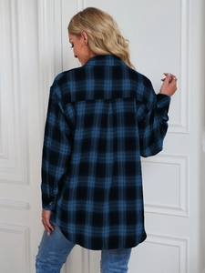 Vue arrière d'une chemise en flanelle à carreaux avec pli creux et ourlet arrondi