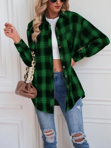 Détail d'une chemise en flanelle à carreaux verts avec col à revers et boutons bruns