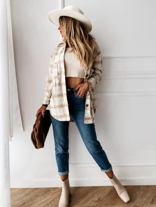 Chique geruite wollen hemdjas met crop top en jeans voor de herfstmode