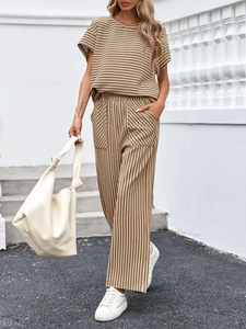 Dettaglio del completo a righe con pantaloni a gamba larga a vita alta e trama delle tasche