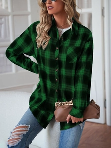 Détail d'une chemise en flanelle à carreaux vert et noir avec poche boutonnée et col rabattu