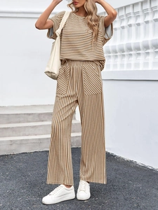 Dettaglio del set in maglia a righe con vita elastica e texture del tessuto strutturato