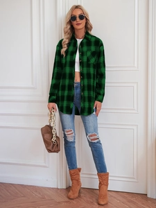 Chemise en flanelle à carreaux verts et noirs avec col à revers et détail de poche poitrine