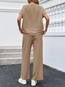 Dettaglio del completo da donna a due pezzi marrone a righe con t-shirt e pantaloni larghi