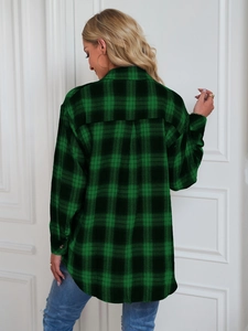 Vue arrière d'une chemise à carreaux en flanelle verte avec pli d'aisance au dos