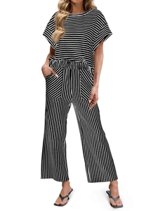 Dettaglio completo completo due pezzi a righe con top a maniche corte e pantaloni larghi