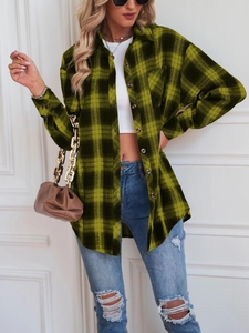 Détail d'une chemise en flanelle à carreaux verts avec boutons et poche de poitrine