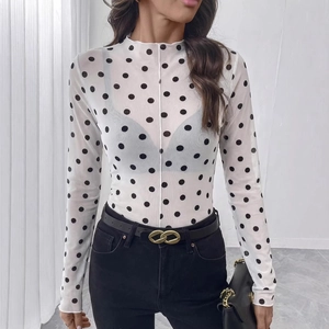 Top bianco trasparente a collo alto con pois neri e texture in rete leggera