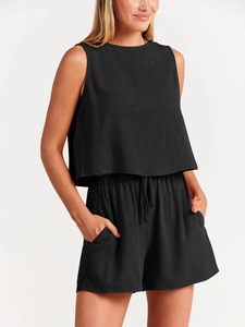 Détail du haut court noir sans manches et du short assorti à cordon avec poches