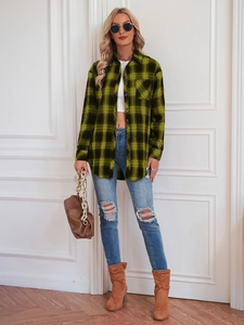 Détail d'une chemise à carreaux en flanelle avec fermeture boutonnée et poche
