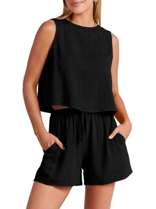 Détail d'un ensemble d'été noir en coton et lin avec short à cordon et haut sans manches