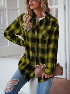 Détail d'une chemise en flanelle à carreaux jaunes et noirs avec col à revers et boutons