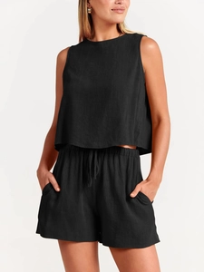 Détail du short à taille haute avec cordon de serrage et poches latérales noir