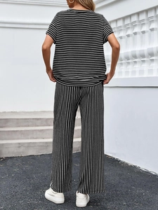 Dettaglio del set a due pezzi a righe con top orizzontale e pantaloni larghi verticali