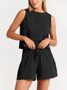 Détail du haut sans manches noir et du short en lin à taille haute avec cordon de serrage