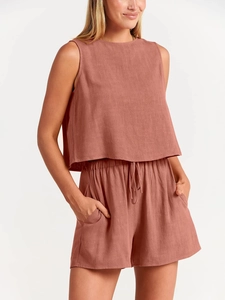Détail du haut sans manches et du short à cordon pour femme en coton et lin brique rouge