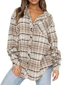 Détail d'une chemise en flanelle à carreaux avec col classique, poche poitrine et boutons