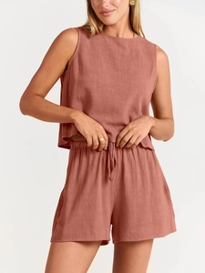 Détails de l'ensemble d'été vieux rose avec haut sans manches et short à cordon serrage