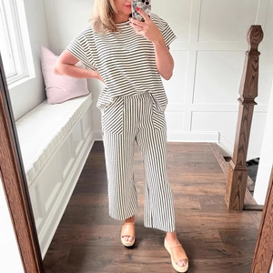Set due pezzi da donna con top a righe bianche e nere e pantaloni a gamba larga