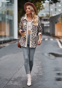 Detailopname van corduroy jas met luipaardprint, bruine knopen en modieuze streetstyle-laagjes