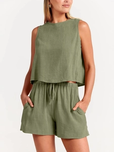 Détail du haut court sans manches vert sauge et du short assorti avec cordon de serrage