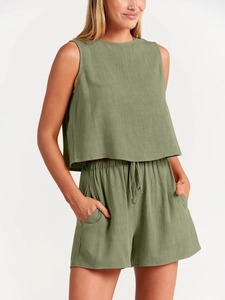Détail d'un ensemble deux pièces en lin vert olive avec haut sans manches et short