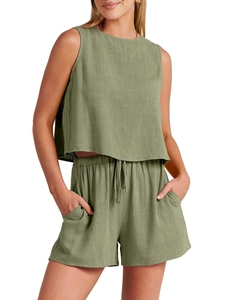 Détail de l'ensemble haut sans manches et short à cordon en coton lin vert sauge