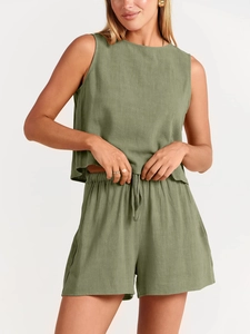 Détail du tissu de l'ensemble d'été débardeur vert sauge et short à cordon