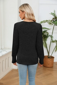 Détail d'un t-shirt en maille côtelée noire avec manches bouffantes et vue arrière