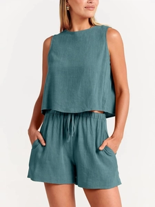 Détail du tissu en mélange de lin bleu-gris de haute qualité sur haut sans manches et short