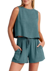 Détail de l'ensemble en lin gris-bleu avec haut sans manches et short à cordon
