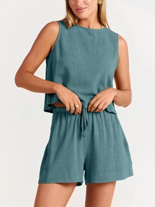 Détail du haut sans manches et du short à cordon en gris bleu pour un ensemble d'été chic