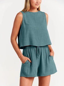 Détail d'un ensemble haut sans manches et short bleu sarcelle au tissu lin texturé