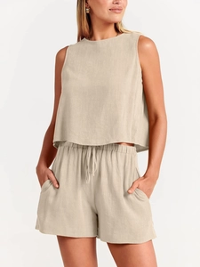 Détail d'un ensemble deux pièces en lin beige avec taille à cordon et poches latérales